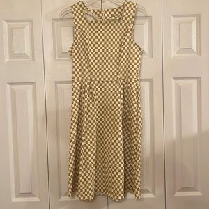 Vintage square neckline pleated dress. Yellow and white checkered.